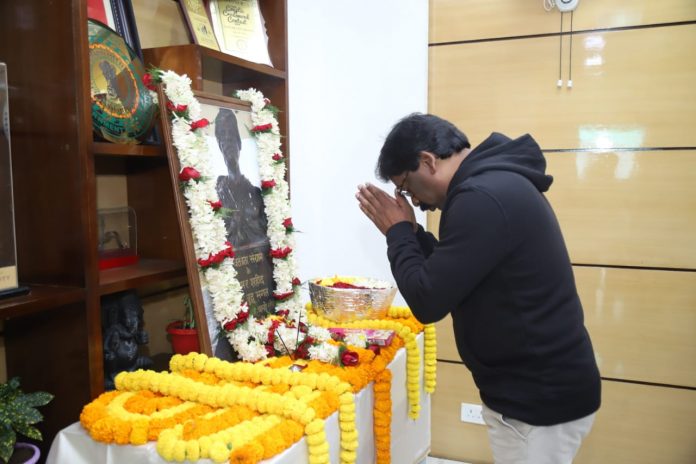 अंग्रेजों से लोहा लेने वाले शहीद वीर बुधु भगत को उनके शहादत दिवस पर झारखंड के मुख्यमंत्री हेमंत सोरेन ने उनकी त्सवीर पर फूल चढ़ा कर नमन किया।