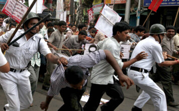 लेफ्ट फ्रंट और कांग्रेस के छात्र संगठनों पर कोलकाता में लाठी चार्ज लेफ्ट फ्रंट और कांग्रेस के 10 छात्र संगठनों के बंगाल के सेक्रेटारियट- नवान्न अभियान को रोकने के लिए पुलिस ने बल का प्रयोग किया।