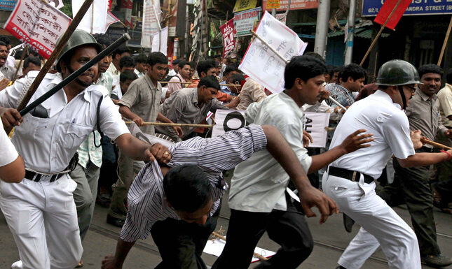 लेफ्ट फ्रंट और कांग्रेस के छात्र संगठनों पर कोलकाता में लाठी चार्ज लेफ्ट फ्रंट और कांग्रेस के 10 छात्र संगठनों के बंगाल के सेक्रेटारियट- नवान्न अभियान को रोकने के लिए पुलिस ने बल का प्रयोग किया।