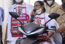 ममता बनर्जी ने की स्कूटर की सवारी, महंगाई का किया विरोध ममता बनर्जी आज बैटरी से चलने वाले स्कूटर पर सवार होकर अपने मंंत्री फिरहाद हकीम के साथ राज्य सचिवालय नवान्न पहुंची।