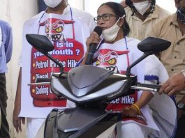 ममता बनर्जी ने की स्कूटर की सवारी, महंगाई का किया विरोध ममता बनर्जी आज बैटरी से चलने वाले स्कूटर पर सवार होकर अपने मंंत्री फिरहाद हकीम के साथ राज्य सचिवालय नवान्न पहुंची।
