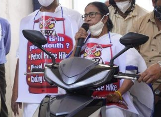 ममता बनर्जी ने की स्कूटर की सवारी, महंगाई का किया विरोध ममता बनर्जी आज बैटरी से चलने वाले स्कूटर पर सवार होकर अपने मंंत्री फिरहाद हकीम के साथ राज्य सचिवालय नवान्न पहुंची।