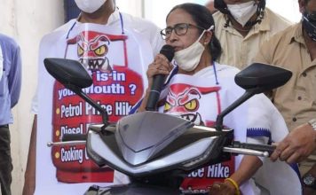 ममता बनर्जी ने की स्कूटर की सवारी, महंगाई का किया विरोध ममता बनर्जी आज बैटरी से चलने वाले स्कूटर पर सवार होकर अपने मंंत्री फिरहाद हकीम के साथ राज्य सचिवालय नवान्न पहुंची।