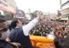 ‘अनेक होएछे ममता, परिवर्तन चाइछे जनता’- रथयात्रा का स्लोगन 'अनेक होएछे ममता, परिवर्तन चाइछे जनता' के स्लोगन के साथ बीजेपी ने बंगाल में परिवर्तन रथयात्रा का शुभारंभ कर दिया। पूरे राज्य में 5 रथयात्राएं निकलेंगी।