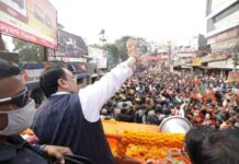 ‘अनेक होएछे ममता, परिवर्तन चाइछे जनता’- रथयात्रा का स्लोगन 'अनेक होएछे ममता, परिवर्तन चाइछे जनता' के स्लोगन के साथ बीजेपी ने बंगाल में परिवर्तन रथयात्रा का शुभारंभ कर दिया। पूरे राज्य में 5 रथयात्राएं निकलेंगी।