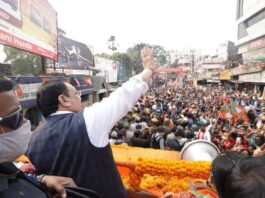 ‘अनेक होएछे ममता, परिवर्तन चाइछे जनता’- रथयात्रा का स्लोगन 'अनेक होएछे ममता, परिवर्तन चाइछे जनता' के स्लोगन के साथ बीजेपी ने बंगाल में परिवर्तन रथयात्रा का शुभारंभ कर दिया। पूरे राज्य में 5 रथयात्राएं निकलेंगी।