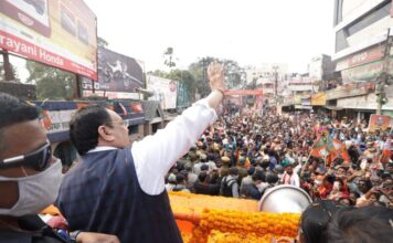 ‘अनेक होएछे ममता, परिवर्तन चाइछे जनता’- रथयात्रा का स्लोगन 'अनेक होएछे ममता, परिवर्तन चाइछे जनता' के स्लोगन के साथ बीजेपी ने बंगाल में परिवर्तन रथयात्रा का शुभारंभ कर दिया। पूरे राज्य में 5 रथयात्राएं निकलेंगी।