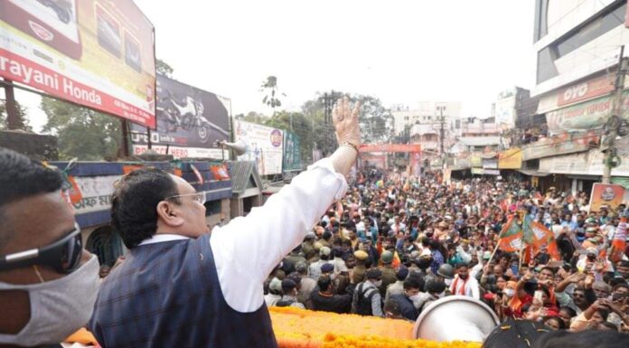 ‘अनेक होएछे ममता, परिवर्तन चाइछे जनता’- रथयात्रा का स्लोगन 'अनेक होएछे ममता, परिवर्तन चाइछे जनता' के स्लोगन के साथ बीजेपी ने बंगाल में परिवर्तन रथयात्रा का शुभारंभ कर दिया। पूरे राज्य में 5 रथयात्राएं निकलेंगी।