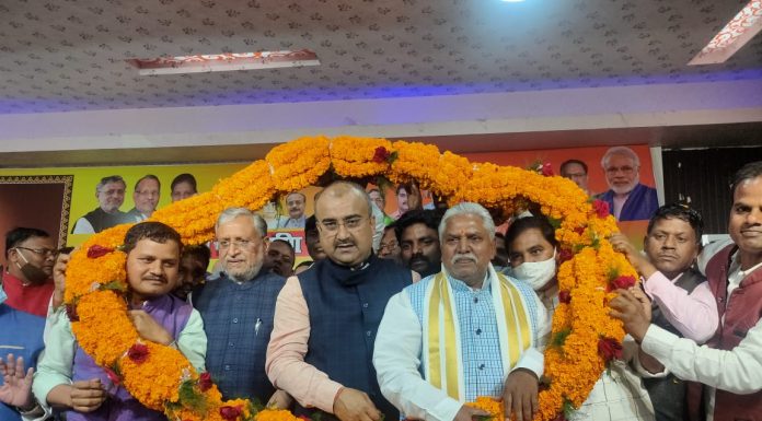 ईसाई व मुस्लिम बने दलितों को आरक्षण के पक्ष में नहीं है भाजपा ईसाई व मुस्लिम बने दलितों को आरक्षण के पक्ष में भाजपा नहीं है। रविदास जयंती पर सांसद व बिहार के पूर्व डिप्टी सीएम सुशील कुमार मोदी ने यह बात कही।