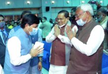 कैबिनेट का विस्तार के साथ ही नीतीश की नयी मंत्री पर विवाद कैबिनेट का विस्तार बिहार में तकरीबन तीन महीने बाद तो हो गया, लेकिन विस्तार के साथ मंत्री बनायी गयीं लेसी सिंह को लेकर विवाद शुरू हो गया है।