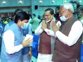 कैबिनेट का विस्तार के साथ ही नीतीश की नयी मंत्री पर विवाद कैबिनेट का विस्तार बिहार में तकरीबन तीन महीने बाद तो हो गया, लेकिन विस्तार के साथ मंत्री बनायी गयीं लेसी सिंह को लेकर विवाद शुरू हो गया है।