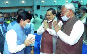 कैबिनेट का विस्तार के साथ ही नीतीश की नयी मंत्री पर विवाद कैबिनेट का विस्तार बिहार में तकरीबन तीन महीने बाद तो हो गया, लेकिन विस्तार के साथ मंत्री बनायी गयीं लेसी सिंह को लेकर विवाद शुरू हो गया है।