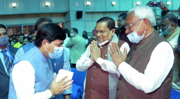 कैबिनेट का विस्तार के साथ ही नीतीश की नयी मंत्री पर विवाद कैबिनेट का विस्तार बिहार में तकरीबन तीन महीने बाद तो हो गया, लेकिन विस्तार के साथ मंत्री बनायी गयीं लेसी सिंह को लेकर विवाद शुरू हो गया है।