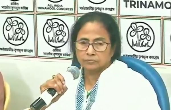 घुसपैठ पर ममता बनर्जी 2005 का स्टैंड 2021 में भूल गयी हैं घुसपैठ पर ममता बनर्जी का 2005 में जो स्टैंड था, वह ममता 2021 में भूल गयी हैं। किंतु संकेत हैं कि मतदाता उन्हें इस बार याद दिला देंगे!