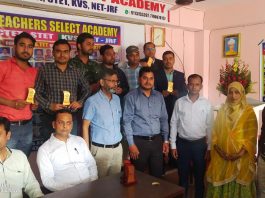 शिक्षक पात्रता परीक्षा में सफल छात्र-छात्राओं का हुआ सम्मान शिक्षक पात्रता परीक्षा की तैयारी कराने वाले सबसे बड़े संस्थान टीचर्स सेलेक्ट एकैडमी ने इस बार बिहार में शिक्षक पात्रता परीक्षा में सफल छात्रों का सम्मान किया।
