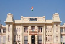 बिहार असेंबली बार-बार हो रही शर्मसार, मारपीट से माफीनामा तक बिहार असेंबली बार-बार शर्मसार हो रही है। मारपीट के बाद अब असेंबली के स्पीकर विजय सिन्हा निशाने पर हैं। इसके बाद कार्यवाही स्थगित करनी पड़ी।