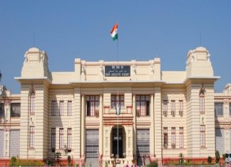बिहार असेंबली बार-बार हो रही शर्मसार, मारपीट से माफीनामा तक बिहार असेंबली बार-बार शर्मसार हो रही है। मारपीट के बाद अब असेंबली के स्पीकर विजय सिन्हा निशाने पर हैं। इसके बाद कार्यवाही स्थगित करनी पड़ी।