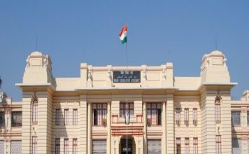 बिहार असेंबली बार-बार हो रही शर्मसार, मारपीट से माफीनामा तक बिहार असेंबली बार-बार शर्मसार हो रही है। मारपीट के बाद अब असेंबली के स्पीकर विजय सिन्हा निशाने पर हैं। इसके बाद कार्यवाही स्थगित करनी पड़ी।