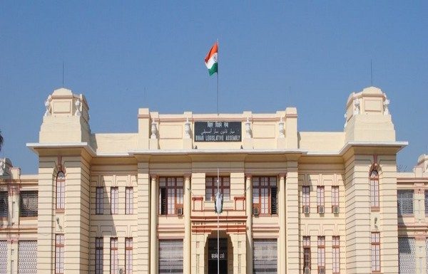 बिहार असेंबली बार-बार हो रही शर्मसार, मारपीट से माफीनामा तक बिहार असेंबली बार-बार शर्मसार हो रही है। मारपीट के बाद अब असेंबली के स्पीकर विजय सिन्हा निशाने पर हैं। इसके बाद कार्यवाही स्थगित करनी पड़ी।