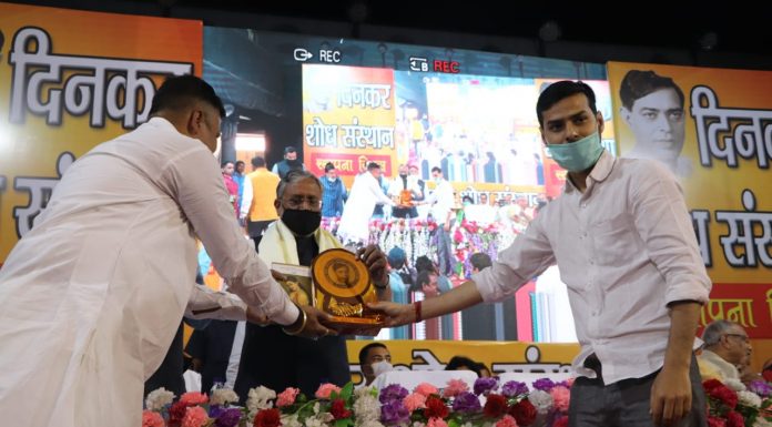 दिनकर ने भी फिल्मों की अश्लीलता पर उठाया था सवाल ‘दिनकर शोध संस्थान’ के स्थापना दिवस पर सांसद सुशील कुमार मोदी ने कहा कि दिनकर ने भी फिल्मों की अश्लीलता पर सवाल उठाया था।