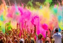 फागुन में पढ़ें रमेशचंद्र की लघुकथा- जब मूड होलियाना हो गया..! तिजहरिया ढलने को आई। होली का दिन था। मगर होली नजर न आ रही थी। सभी अपने घरों में बंद थे। कस्तूरी से रहा न गया। सुनैना भाभी के घर पहुंची।