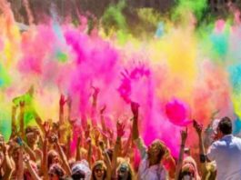 फागुन में पढ़ें रमेशचंद्र की लघुकथा- जब मूड होलियाना हो गया..! तिजहरिया ढलने को आई। होली का दिन था। मगर होली नजर न आ रही थी। सभी अपने घरों में बंद थे। कस्तूरी से रहा न गया। सुनैना भाभी के घर पहुंची।