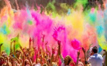 फागुन में पढ़ें रमेशचंद्र की लघुकथा- जब मूड होलियाना हो गया..! तिजहरिया ढलने को आई। होली का दिन था। मगर होली नजर न आ रही थी। सभी अपने घरों में बंद थे। कस्तूरी से रहा न गया। सुनैना भाभी के घर पहुंची।