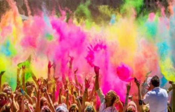 फागुन में पढ़ें रमेशचंद्र की लघुकथा- जब मूड होलियाना हो गया..! तिजहरिया ढलने को आई। होली का दिन था। मगर होली नजर न आ रही थी। सभी अपने घरों में बंद थे। कस्तूरी से रहा न गया। सुनैना भाभी के घर पहुंची।