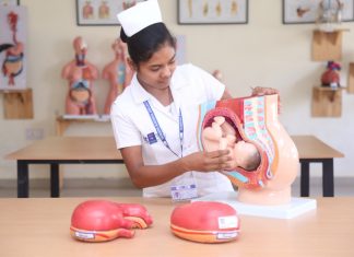 मानव सेवा कर स्वावलंबन की ओर बढ़ रही हैं झारखंड की बेटियां मानव सेवा कर स्वावलंबन की ओर झारखंड की बेटियां बढ़ रही हैं। मुख्यमंत्री हेमंत सोरेन की योजना से हाशिये पर खड़ी बेटियां आत्मनिर्भर बन रही हैं।