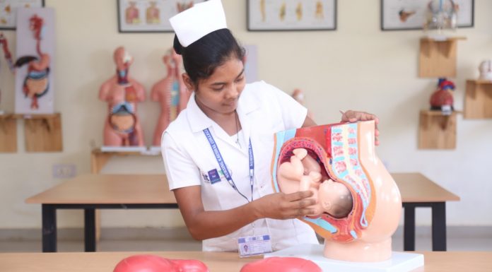 मानव सेवा कर स्वावलंबन की ओर बढ़ रही हैं झारखंड की बेटियां मानव सेवा कर स्वावलंबन की ओर झारखंड की बेटियां बढ़ रही हैं। मुख्यमंत्री हेमंत सोरेन की योजना से हाशिये पर खड़ी बेटियां आत्मनिर्भर बन रही हैं।