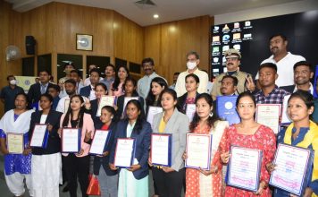 झारखंड के 36 खिलाड़ियों की हुई सीधी नियुक्ति, 27 ने लिया लेटर झारखंड के 27 खिलाड़ियों को मुख्यमंत्री हेमंत सोरेन ने बुधवार को नियुक्ति पत्र सौंपा। इन खिलाड़ियों को गृह विभाग में आरक्षी के पद पर रखा गया है।