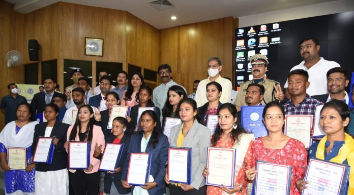 झारखंड के 36 खिलाड़ियों की हुई सीधी नियुक्ति, 27 ने लिया लेटर झारखंड के 27 खिलाड़ियों को मुख्यमंत्री हेमंत सोरेन ने बुधवार को नियुक्ति पत्र सौंपा। इन खिलाड़ियों को गृह विभाग में आरक्षी के पद पर रखा गया है।