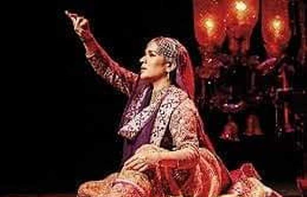 संगीत शैलियों के विकास में तवायफों के कोठों का बड़ा योगदान रहा संगीत शैलियों के विकास में तवायफों के कोठों का सबसे बड़ा योगदान था। तब कोठे देह व्यापार के नहीं, संगीत और तहजीब के बड़े व मशहूर केंद्र होते थे।