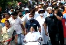 ममता बनर्जी ने अमित शाह पर लगाये आरोप, कहा- साजिश रच रहे हैं ममता बनर्जी ने अमित शाह पर 5 गंभीर आरोप लगाये हैं। ममता बनर्जी ने कहा कि गृह मंत्री अमित शाह कोलकाता में बैठ कर साजिश रचने में जुटे हैं।