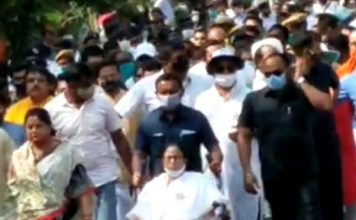 ममता बनर्जी ने अमित शाह पर लगाये आरोप, कहा- साजिश रच रहे हैं ममता बनर्जी ने अमित शाह पर 5 गंभीर आरोप लगाये हैं। ममता बनर्जी ने कहा कि गृह मंत्री अमित शाह कोलकाता में बैठ कर साजिश रचने में जुटे हैं।