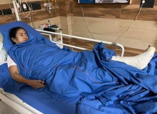 ममता बनर्जी पर हमला हुआ या महज हादसा था, उठ रहे सवाल ममता बनर्जी पर नंदीग्राम में हमला हुआ या महज हादसा था, इस पर सवाल उठने लगे हैं। ममता ने कल जैसा आरोप लगाया, आज वैसा रुख नहीं था।