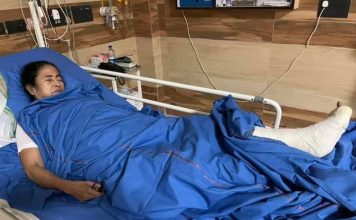 ममता बनर्जी पर हमला हुआ या महज हादसा था, उठ रहे सवाल ममता बनर्जी पर नंदीग्राम में हमला हुआ या महज हादसा था, इस पर सवाल उठने लगे हैं। ममता ने कल जैसा आरोप लगाया, आज वैसा रुख नहीं था।