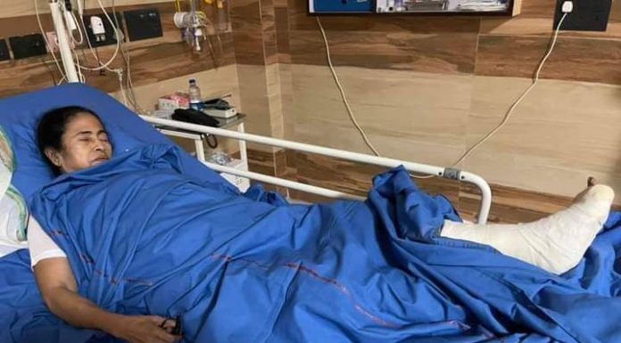 ममता बनर्जी पर हमला हुआ या महज हादसा था, उठ रहे सवाल ममता बनर्जी पर नंदीग्राम में हमला हुआ या महज हादसा था, इस पर सवाल उठने लगे हैं। ममता ने कल जैसा आरोप लगाया, आज वैसा रुख नहीं था।