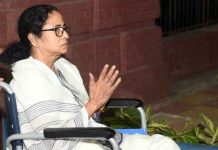 सेंट्रल फोर्स की 800 कंपनी तैनाती के बावजूद बंगाल चुनाव में हुई हिंसा सेंट्रल फोर्स की 800 कंपनी तैनात किये जाने के बावजूद बंगाल में दूसरे चरण का चुनाव हिंसा से अछूता नहीं रह पाया। ममता बनर्जी ने गड़बड़ी का आरोप लगाया।