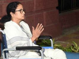 बंगाल में सत्ता पक्ष की जब-जब आयोग में शिकायतें बढ़ीं, परिवर्तन हुआ सेंट्रल फोर्स की 800 कंपनी तैनात किये जाने के बावजूद बंगाल में दूसरे चरण का चुनाव हिंसा से अछूता नहीं रह पाया। ममता बनर्जी ने गड़बड़ी का आरोप लगाया।