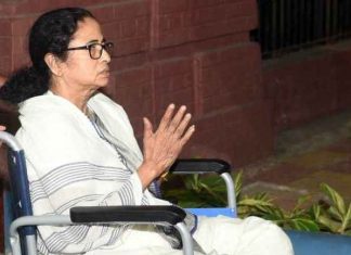 बंगाल में सत्ता पक्ष की जब-जब आयोग में शिकायतें बढ़ीं, परिवर्तन हुआ सेंट्रल फोर्स की 800 कंपनी तैनात किये जाने के बावजूद बंगाल में दूसरे चरण का चुनाव हिंसा से अछूता नहीं रह पाया। ममता बनर्जी ने गड़बड़ी का आरोप लगाया।