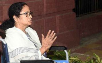 CPM ने सर, कमर और आंख पर चोट की, BJP ने तो टांग तोड़ दीः ममता सेंट्रल फोर्स की 800 कंपनी तैनात किये जाने के बावजूद बंगाल में दूसरे चरण का चुनाव हिंसा से अछूता नहीं रह पाया। ममता बनर्जी ने गड़बड़ी का आरोप लगाया।