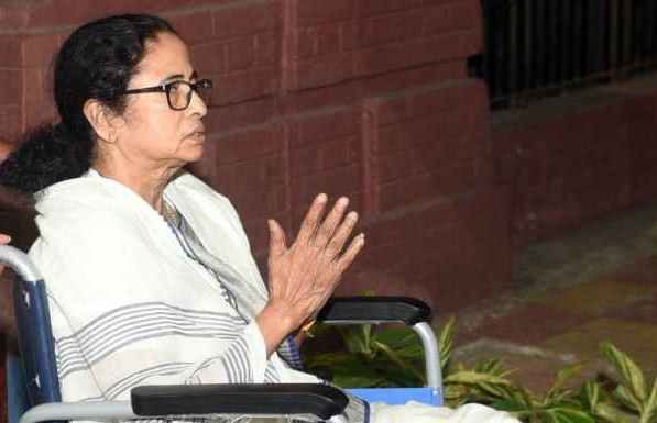 सेंट्रल फोर्स की 800 कंपनी तैनाती के बावजूद बंगाल चुनाव में हुई हिंसा सेंट्रल फोर्स की 800 कंपनी तैनात किये जाने के बावजूद बंगाल में दूसरे चरण का चुनाव हिंसा से अछूता नहीं रह पाया। ममता बनर्जी ने गड़बड़ी का आरोप लगाया।