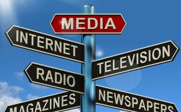 टीवी चैनेल और अखबार से लोग अब परहेज क्यों करने लगे हैं ! टीवी चैनेल और अखबार से लोग अब परहेज क्यों करने लगे हैं। सच तो यह है कि क्यों कोई टीवी खोले और प्रायोजित खबरें-तस्वीरें देखे। यही मूल वजह है।