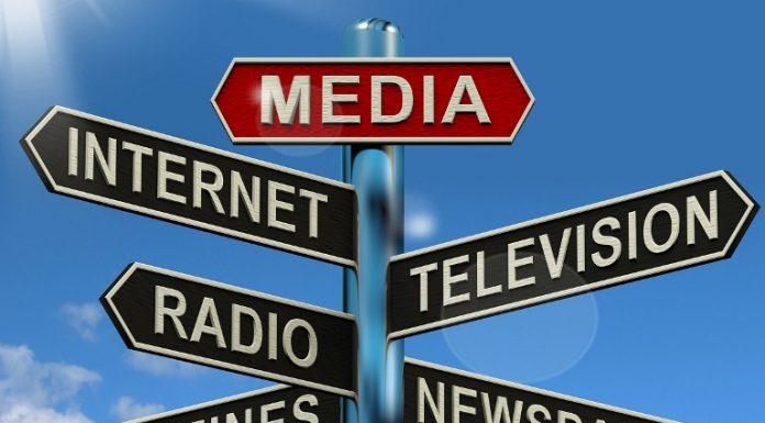 टीवी चैनेल और अखबार से लोग अब परहेज क्यों करने लगे हैं ! टीवी चैनेल और अखबार से लोग अब परहेज क्यों करने लगे हैं। सच तो यह है कि क्यों कोई टीवी खोले और प्रायोजित खबरें-तस्वीरें देखे। यही मूल वजह है।