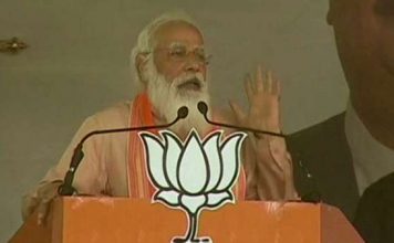 पीएम मोदी ने कहा- 70 साल की बर्बादी की भरपाई 5 साल में करेंगे बंगाल में पीएम मोदी ने 70 साल बनाम 5 साल का नारा दिया। पीएम मोदी ने कहा- 70 साल आपने दूसरों को दिए, पर बंगाल का कोई विकास नहीं हुआ। अगले