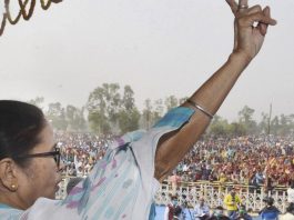 ममता बनर्जी ने चंडीपाठ और शिव मंदिर में पूजा के बाद भरा पर्चा ममता बनर्जी ने चंडीपाठ और शिव मंदिर में रुद्राभिषेक, पूजा-अर्चन के बाद आज नंदीग्राम से पर्चा दाखिल कर दिया। ममता बनर्जी कल भी नंदीग्राम में ही थीं।