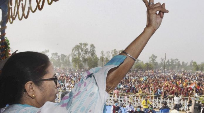 ममता बनर्जी ने चंडीपाठ और शिव मंदिर में पूजा के बाद भरा पर्चा ममता बनर्जी ने चंडीपाठ और शिव मंदिर में रुद्राभिषेक, पूजा-अर्चन के बाद आज नंदीग्राम से पर्चा दाखिल कर दिया। ममता बनर्जी कल भी नंदीग्राम में ही थीं।