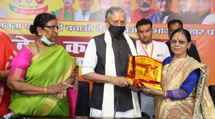 शिक्षा, संपत्ति और सत्ता में महिलाओं को बराबरी मिलेः सुशील मोदी शिक्षा, संपत्ति और सत्ता में महिलाओं को बराबरी मिले, तभी महिलाएं वास्तव में सशक्त होंगी। यह बात राज्यसभा सदस्य सुशील मोदी ने कही।