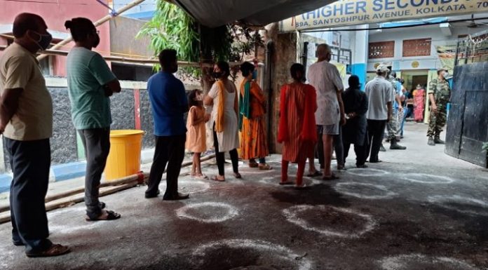 बंगाल विधानसभा चुनाव के चौथे चरण में गोली लगने से 5 की मौत बंगाल विधानसभा चुनाव के चौथे चरण में गोली लगने से 5 की मृत्यु हुई है। विभिन्न जगहों पर हमले में 7 उम्मीदवार घायल हुए हैं।